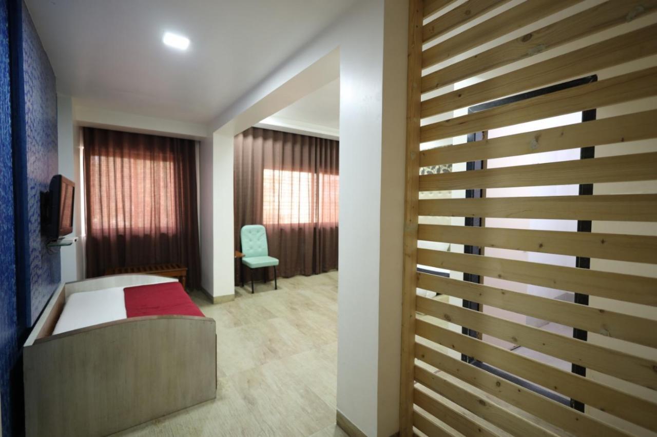 Saish Hotel Shirdi Eksteriør billede