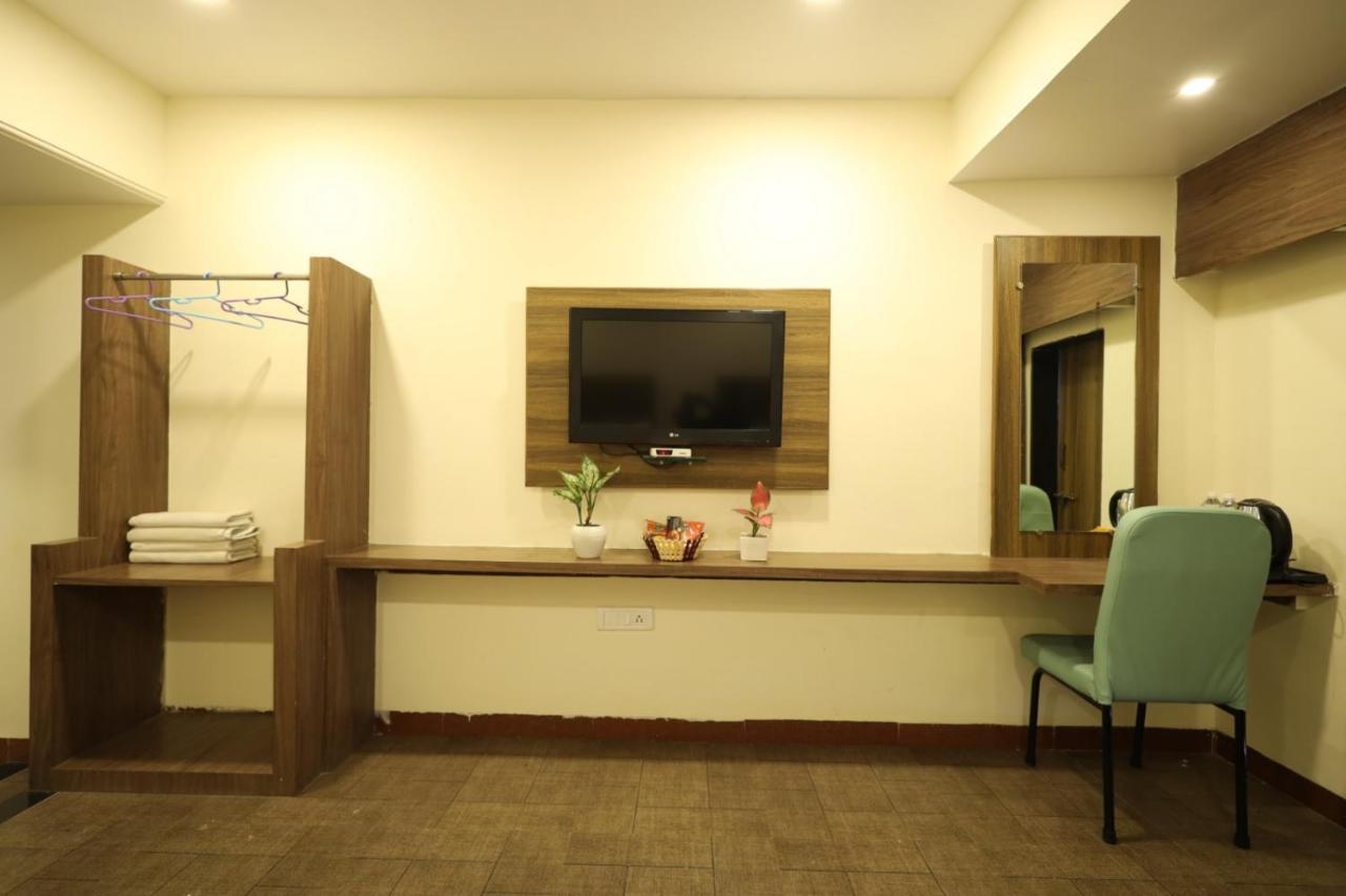 Saish Hotel Shirdi Eksteriør billede