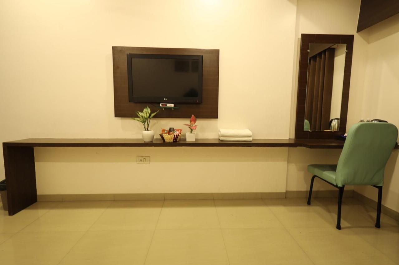 Saish Hotel Shirdi Eksteriør billede