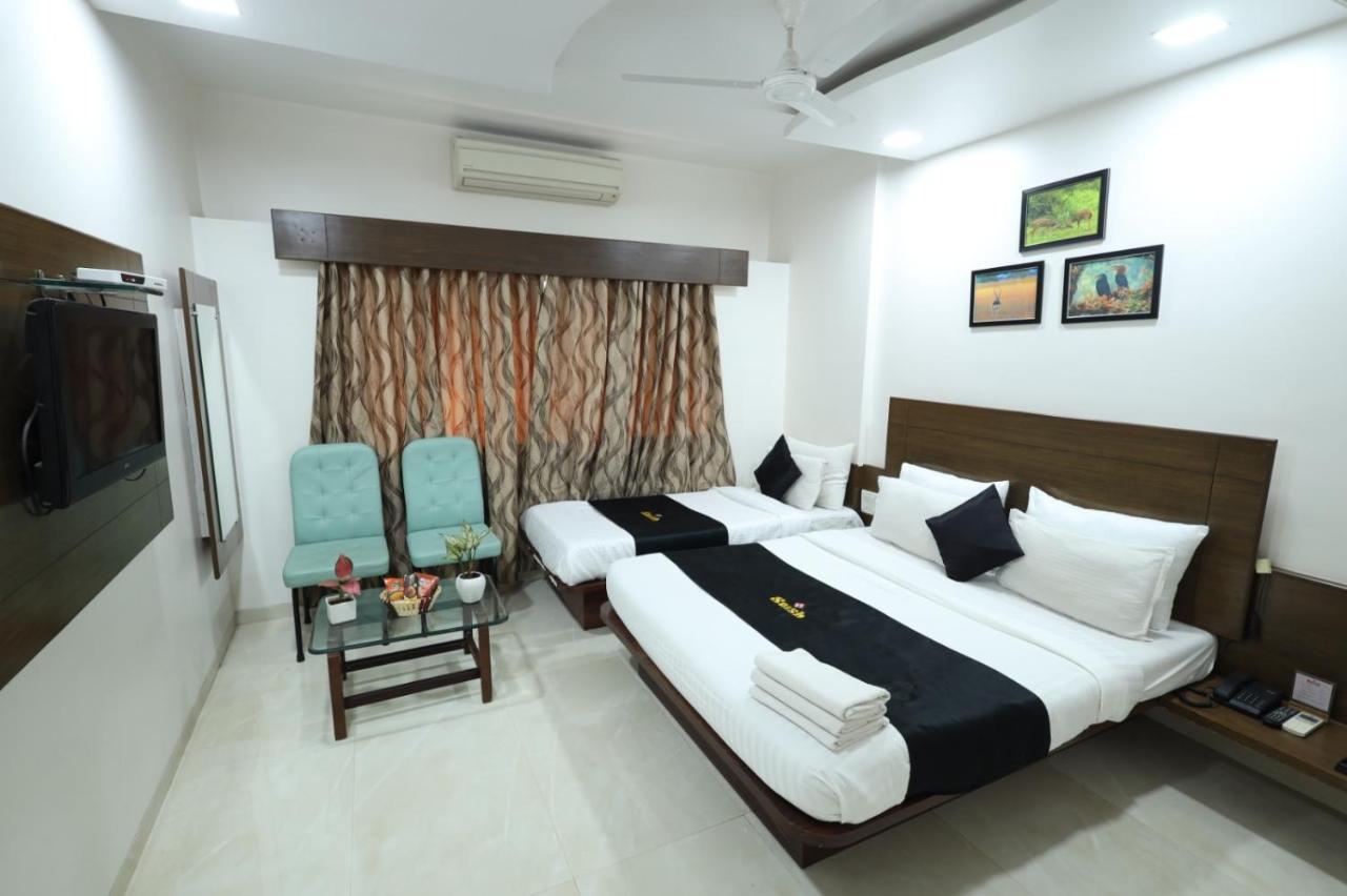 Saish Hotel Shirdi Eksteriør billede