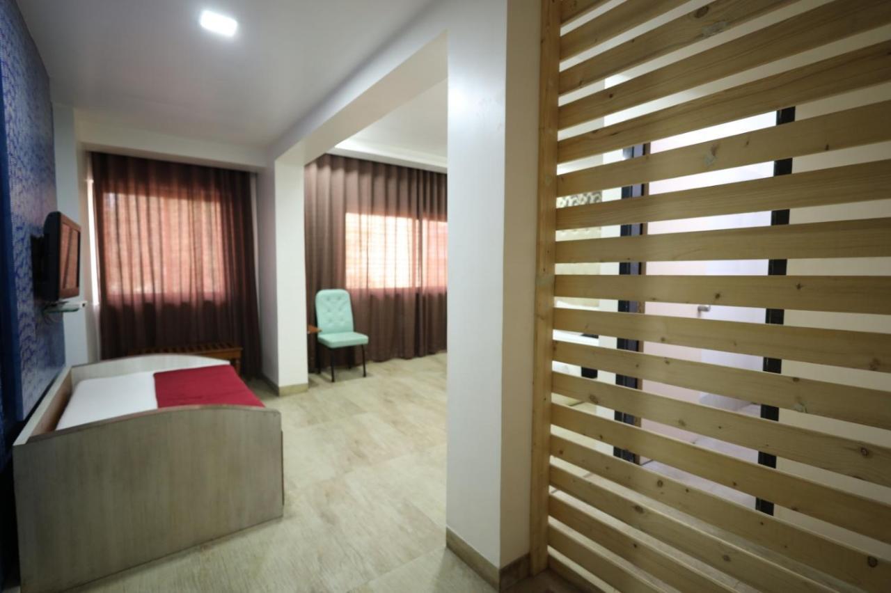 Saish Hotel Shirdi Eksteriør billede